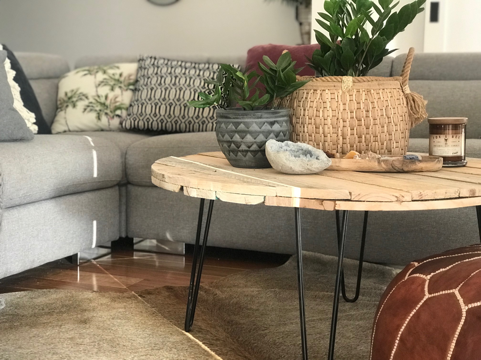 Diy Round Pallet Coffee Table With, Diy Round Coffee Table With Hairpin Legs